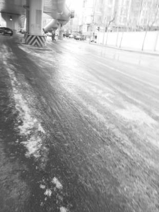 矿泉水瓶在东北室外一摇就结冰是怎么回事