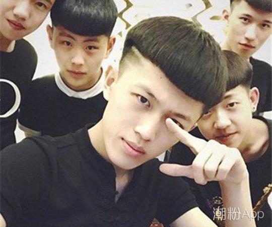 粉丝群体被称为牌家军.口号"社会摇中万人迷,唯有男神牌牌琦"是