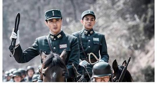细数3部国产剧，女兵穿短裙、古装男戴耳钉，收腰病号服更奇葩