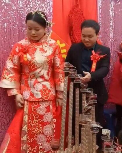 新娘结婚典礼上拉着脸,一点也不开心,原因竟然是嫌弃丈夫长得丑