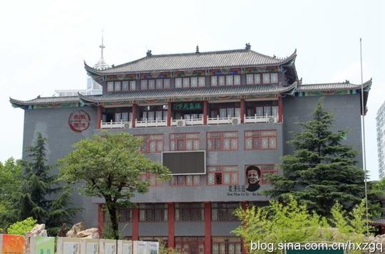 徐州市二院的东侧有条立德路,沿路南行约300米,路西有一向东的朱漆