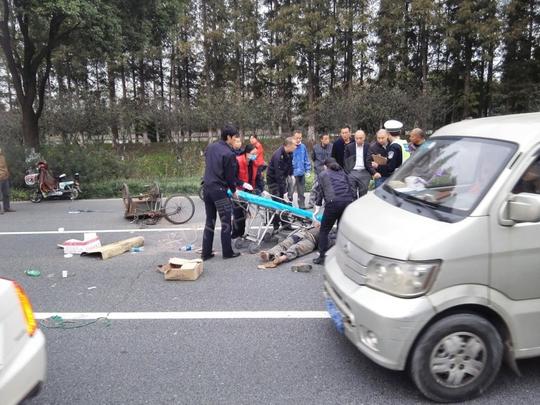 312国道昆山正仪段发生交通事故,三轮车大爷被撞躺地上不动脑后一滩