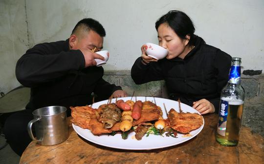 二哥请客吃炸串，鸡排火腿全都有，兄妹俩端起大碗，准备一较高下