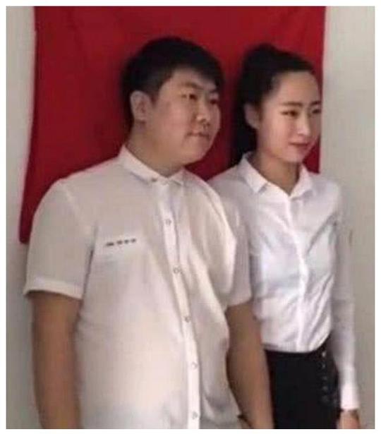 抖音史上“最尴尬”结婚证合照火了,镜头下拉后,网友:笑喷了!