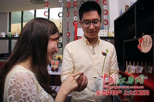 郭泽楷向顾客展示创意作品--会发芽的豆子.-90后奶爸的创业梦