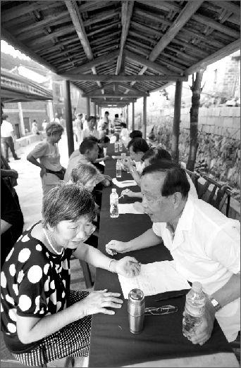 武汉最高山村村民获免费体检