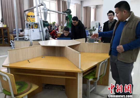 设定创新创业实践必修学分,开设专业实践导论课,创新研讨课和创新工程