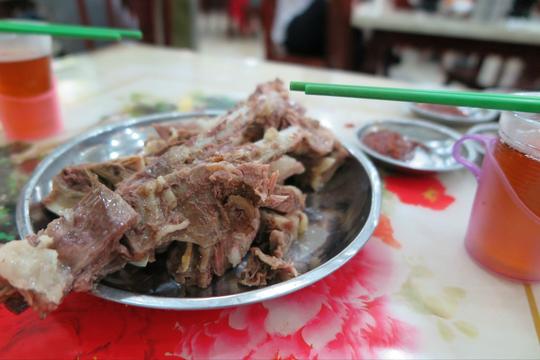 来了西宁总觉得一定要吃一下手抓羊肉!就是这间了!貌似生意很好!