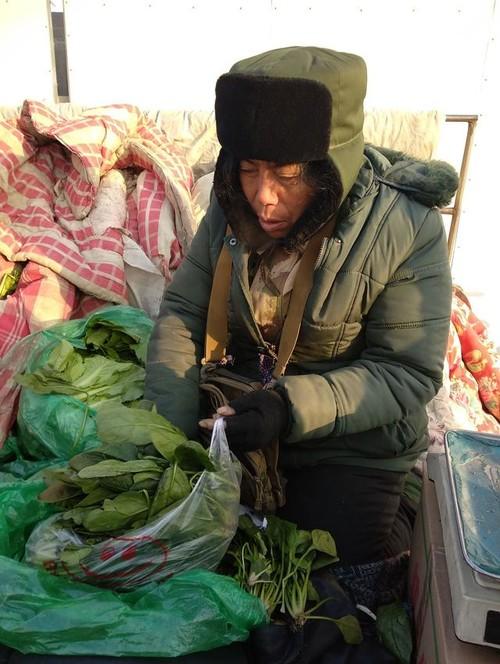 零下三十度农村大姐拿出了棉被做生意大姐说越冷越赚钱