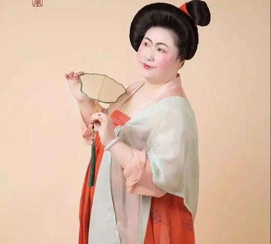 180斤胖女孩拍的这组照片,让女明星都来模仿,谁说胖子穿汉服不美?