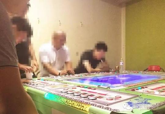 6月28日回龙观西大街某电玩城几名男子正坐在赌博机前