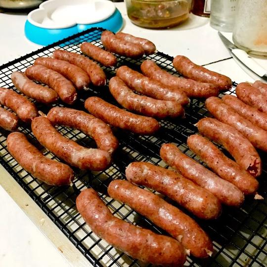 和也喜欢苗条的女人做的自制黑椒风味脆皮肠--多图详解手工灌肠