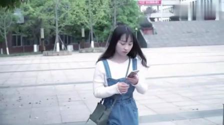 帅哥借美女手机打电话,美女说:你是想泡我!于是两人玩起了套路