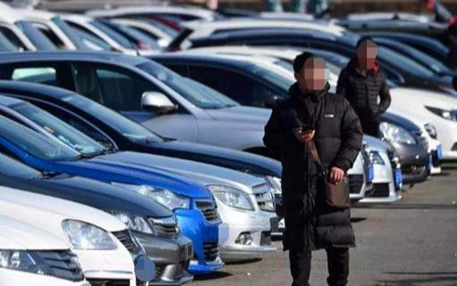 国内二手车市生意惨淡，宝马7系10万没人买，商家无奈道出实情