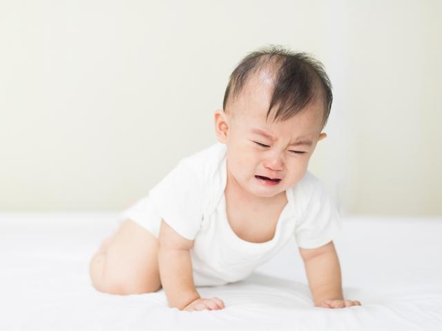 宝宝白天睡觉必须要抱着怎么办