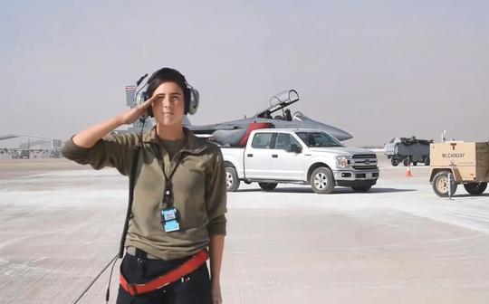 美军驻沙特战斗机中队兵妹子10日引导f-15e起飞
