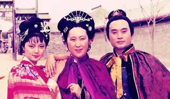 贾府|同是千里进贾府，为什么薛宝钗能从正门进，林黛玉只能走偏门?