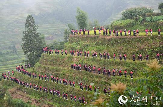 广西龙胜:红瑶同胞欢度龙脊金秋旅游文化节