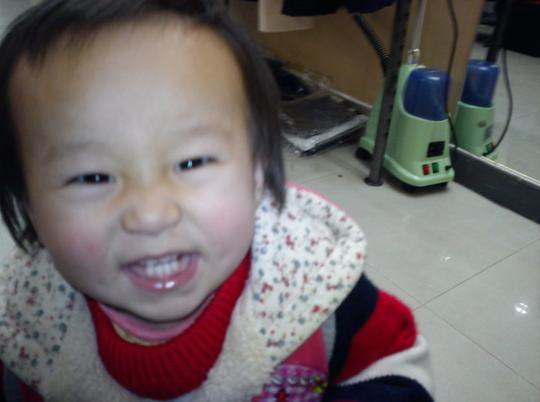 小孩子的表情也太丰富多彩了.让人哭笑不得.