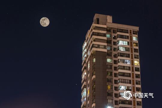 河北廊坊燕郊城区明月高悬.(拍摄:李辉)