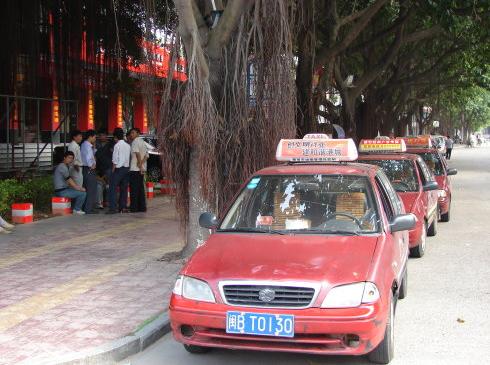 白天没有生意停在市区天妃路的出租车(陈怀谷拍于2008年10月14日)