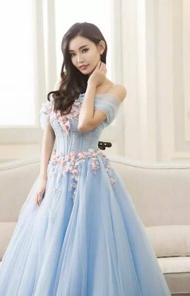 以童菲为代表的时尚派当红小妞在婚纱礼服领域的年轻审美和多变风格
