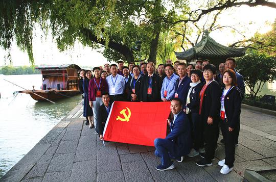 重温红船精神定方向牢记初心使命续远航