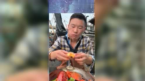 渔民大哥直播吃海鲜，这样吃，看的我馋得流口水