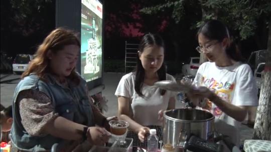 适合男大学生的副业:网课之余出来摆地摊大学生地摊淘金“微创业”