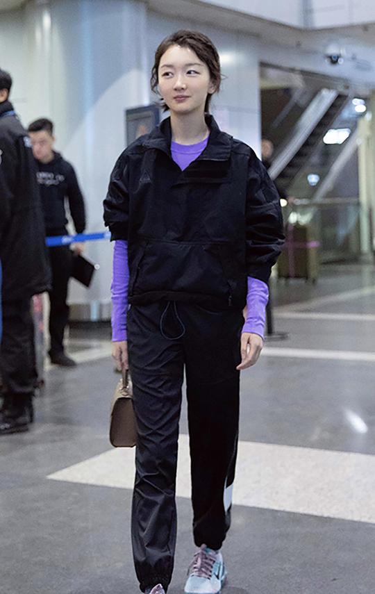 周冬雨机场look帅气的运动风毁在包上快把包还给妈妈吧