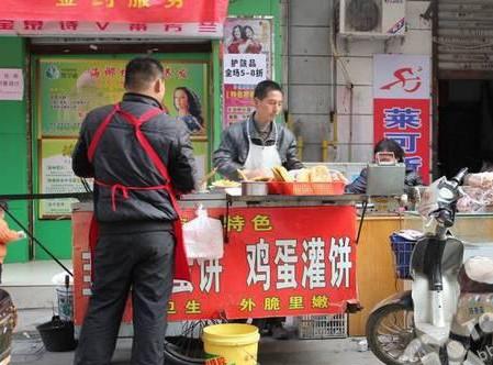 下岗夫妻摆摊卖鸡蛋灌饼，4元一个，生意火爆月入过万