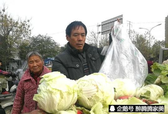 好心大爷帮农村人推销大白菜,种植户不赚钱,让他们少遭点罪