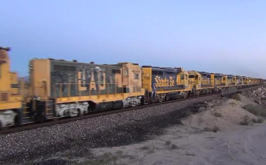 27个火车头转场,圣达菲和bnsf