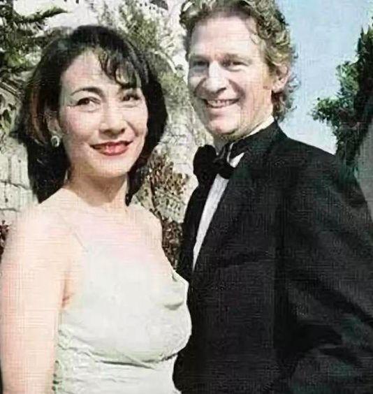 何超贤昔日出嫁很温馨，何超雄陪伴左右，赌王扶着黎婉华夫妻同心