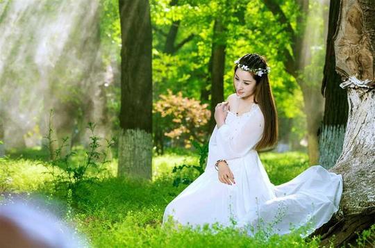 森林中的白裙花仙子美女写真图片