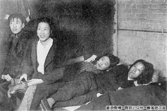 从关内招募大批独身男子,哈埠许多妓女也跟到那里操皮肉生意.
