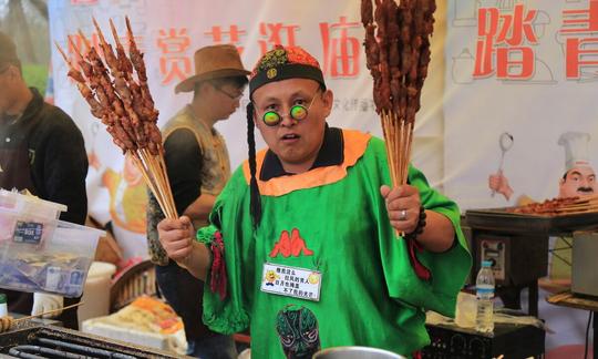 适合男人摆摊的小生意(男士靠卖烧烤年赚86万秘籍)