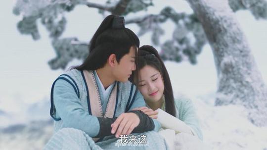 《暮白首》曝双人海报任嘉伦张慧雯执伞对视眼神缠绵