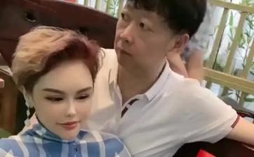 四年前离婚的女人带着十岁的儿子创业，七点起早忙到半夜一两点钟，有谁知道我吃了多少苦!!!