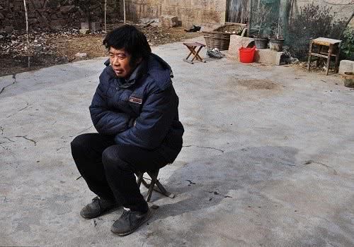 农村新怪象,妻子拼命打工挣钱,丈夫却当起"看家少爷"