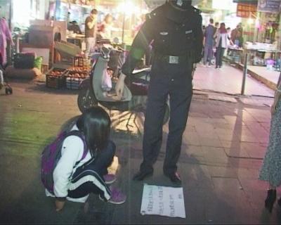 35岁女子穿校服装学生街头乞讨盘点十大街头骗术(图)