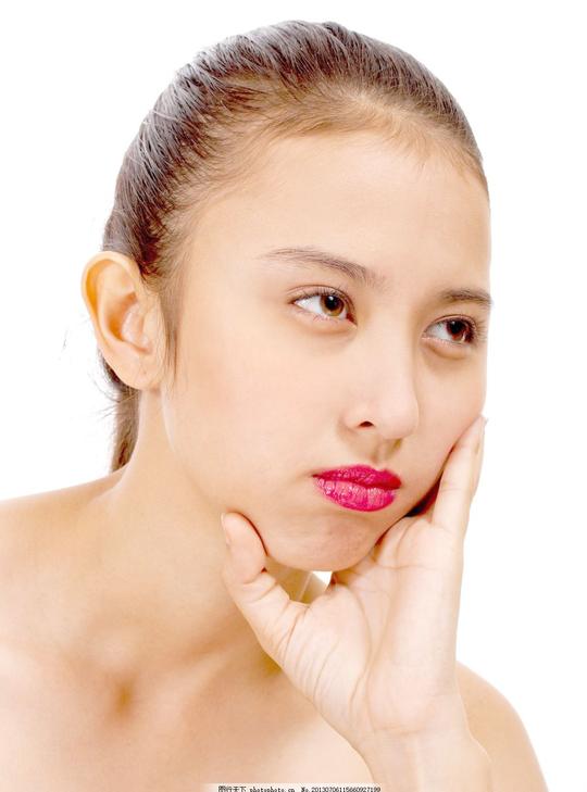 担心和不开心的女孩皱着眉头