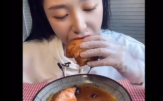 幸好我不是晚上看!最新(酱鱼吃八方)吃芝士炸酱面大猪肘子食音声控
