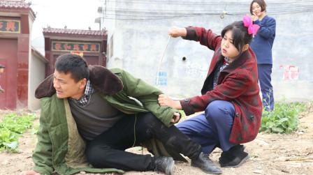 美女进城找大叔问路，没想两口子为此打了起来，小丫头真是太坏了