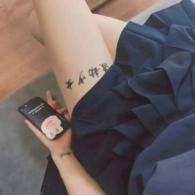 女生露腿头像