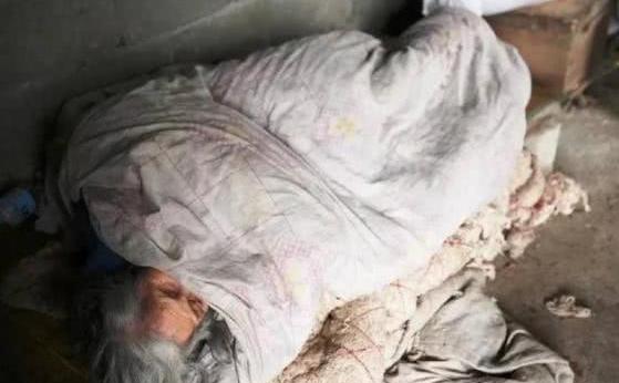 看着奶奶越来越瘦的句子描写老人瘦骨嶙峋的段落