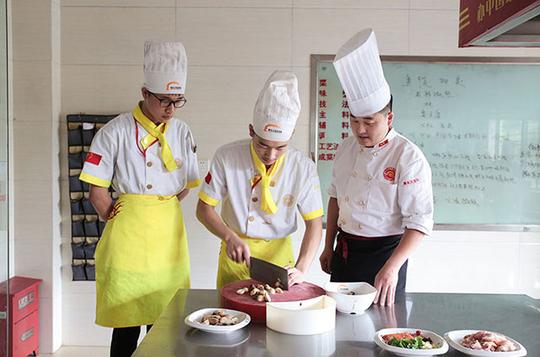 江苏新东方烹饪学校:打工十年存不下一分钱?不如自己创业当老板!