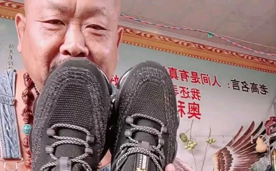 新泰面条哥高忠奥利给杠杠的轻松诈骗女粉丝的一双俺的妈