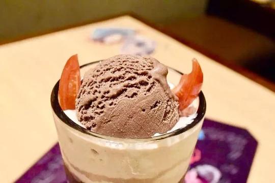 招牌饮品雪糕黑天使,外加q萌恶魔角,亦正亦邪.
