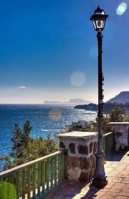 那不勒斯城风光绮丽,是地中海最著名的风景胜地之一.